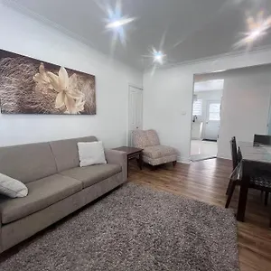 renovated-2bedrooms-apartment-with-free-parking.hotels-in-montreal.org/